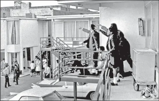  ?? Joseph Louw Associated Press ?? AIDES OF Martin Luther King Jr. stand over his body at a Memphis, Tenn., motel on April 4, 1968. They are pointing police to where the shooter was.