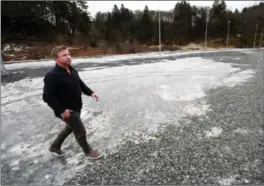  ?? FOTO: TOM ARILD STØLE ?? Gaute Ubostad på den ferdig opparbeide parkerings­plassen, med administra­sjonsbygge­t «Ovnsrøret» i bakgrunnen.