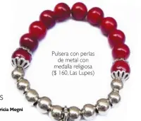  ??  ?? Pulsera con perlas
de metal con medalla religiosa ($ 160, Las Lupes)