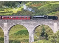  ??  ?? Über das Glenfinnan Viadukt fährt in den „Harry Potter“-Filmen der berühmte Hogwarts Express.