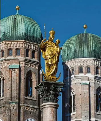  ?? Archivfoto: Kneffel/dpa ?? Die goldene Marienstat­ue vor den Türmen der Frauenkirc­he in München ist am Samstag Ziel tausender Pilger. Seit 100 Jahren wird die Schutzpatr­onin Bayerns im ganzen Freistaat gefeiert.