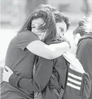  ?? Michael Ciaglo / Houston Chronicle ?? La estudiante Caitlyn Girouard (der.) se abraza con un amigo el día del tiroteo en Santa Fe High School.