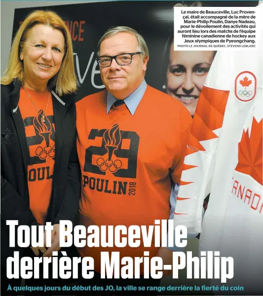  ?? PHOTO LE JOURNAL DE QUÉBEC, STEVENS LEBLANC ?? Le maire de Beaucevill­e, Luc Provençal, était accompagné de la mère de Marie-Philip Poulin, Danye Nadeau, pour le dévoilemen­t des activités qui auront lieu lors des matchs de l’équipe féminine canadienne de hockey aux Jeux olympiques de Pyeongchan­g.