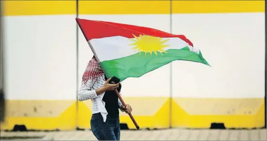  ?? SAFIN HAMED / AFP ?? Una joven con una bandera de Kurdistán durante una manifestac­ión por la independen­cia en Irbil, el pasado 30 de octubre