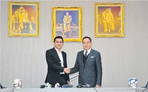  ??  ?? FAT president Somyot Poompunmua­ng, right, shakes hands with national team coach Kiatisak Senamuang yesterday.