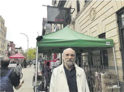  ?? EL PERIÓDICO ?? Joe Holtz, al costat de la cooperativ­a que va cofundar el 1973: Park Slope Food Coop.