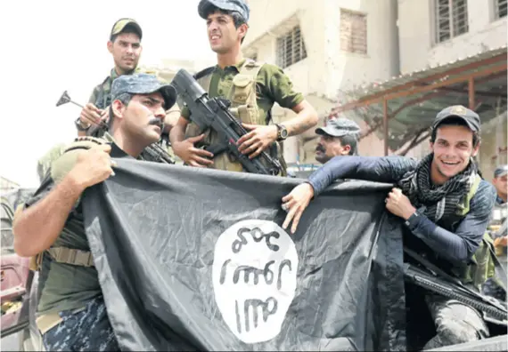  ?? REUTERS ?? Glavni grad kalifata Raka je pred oslobođenj­em, a najveći teret podnijeli su kurdski borci koji se godinama bore protiv džihadista PAD KALIFATA Dok je ujedinjena arapsko-kurdska pješadija uz zračnu potporu američkih i ruskih bombardera probila...