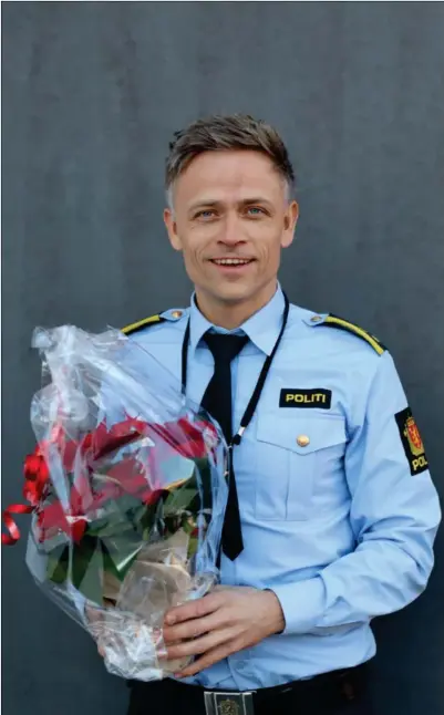  ?? FOTO: MARLENE TOLLAKSEN NILSEN ?? Stian Sandal mottok julestjern­e. Han synes det var veldig hyggelig, og ønsker å dele den sammen med kollegaene sine på stasjonen.