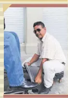  ?? JORGE NAVARRO. ?? Ernesto Navarro tiene 45 años de lustrar zapatos .