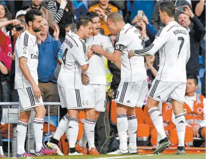  ?? FOTO: EFE ?? James Rodríguez festeja el primer tanto del partido con sus compañeros