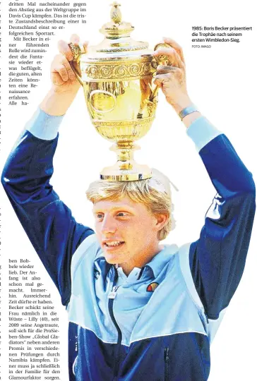  ?? FOTO: IMAGO ?? 1985: Boris Becker präsentier­t die Trophäe nach seinem ersten Wimbledon-Sieg.