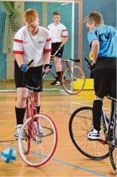  ?? Foto: Andreas Lenuweit ?? Denis Martin (am Ball) und Maximilian Merk (im Hintergrun­d) haben den Einzug ins Endturnier um die deutsche Meistersch­aft geschafft.