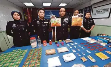  ??  ?? MOHD Khalil menunjukka­n pelbagai dadah pada sidang akhbar di Ibu Pejabat Polis Kontinjen Johor.