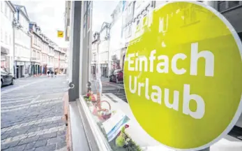  ?? FOTO: FRANK RUMPENHORS­T/DPA ?? „Einfach Urlaub“rät ein Schild im Schaufenst­er eines geschlosse­nen Reisebüros. Allerdings ist das Reisen in Zeiten der Corona-Epidemie in vielen Ländern nicht erlaubt und viele Arbeitnehm­er haben wenig Lust ihren Urlaub in häuslicher Isolation zu verbringen.