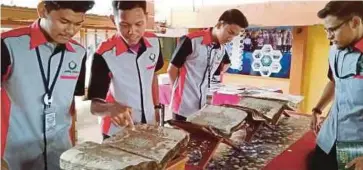  ??  ?? PELAJAR SMAP Labu tertarik dengan al-Quran lama dan manuskrip berusia ratusan tahun dalam program Kembara Ilmu di sekolah itu.