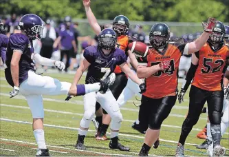  ?? CLIFFORD SKARSTEDT EXAMINER ?? Wolverines’ Carter Bull attempts to block a Scarboroug­h Thunder punt during junior varsity football action on Saturday at Thomas A. Stewart Secondary School.