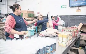  ??  ?? En el local de la organizaci­ón Alimentos para Todos IAP, ubicado a un costado de la Central de Abasto, 45 voluntario­s clasifican los productos para que sean entregados a las familias.