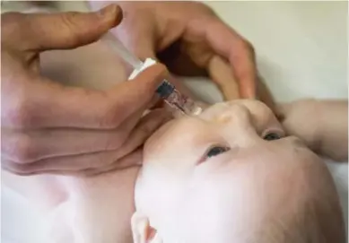  ?? Belga ?? Een baby krijgt een inenting bij Kind en Gezin. De Vlaamse vaccinatie­graad hoort bij de wereldtop.©