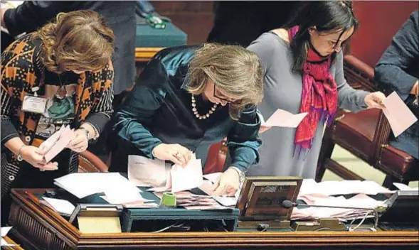  ?? FILIPPO MONTEFORTE / AFP ?? Empleadas del Parlamento italiano cuentan papeletas en el segundo día de votaciones para elegir al nuevo presidente del país