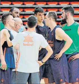  ?? FOTO: EFE ?? Reunión de jugadores tras un entrenamie­nto reciente del Valencia Basket