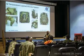  ?? PHOTO : IMAGERIE CPL CHAPUT ?? Les militaires de Bagotville ont pu prendre connaissan­ce des caractéris­tiques du nouveau système multicouch­e de toutes températur­es pour le personnel navigant et des nouvelles combinaiso­ns de vol lors de la présentati­on faite à l’auditorium de labase.