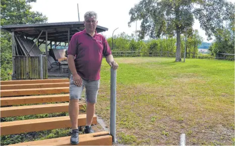  ?? FOTO: JULIA FREYDA ?? Anton Böll, Vorsitzend­er des Musikverei­ns Burgweiler, freut sich über die Entwicklun­g auf dem Burgberg. In diesem Jahr stand die Erneuerung der Bar an.