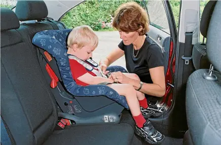  ??  ?? New overseas research has shown that the majority of new parents are confused about child safety restraints.