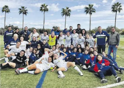  ?? CCF FEMENINO ?? La plantilla y cuerpo técnico del Córdoba CF Femenino celebran el pasado triunfo ante el Oviedo.