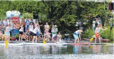  ?? FOTO: SZ-ARCHIV ?? Bei allen Stand-Up-Paddle-Wettbewerb­en steht der Spaß im Vordergrun­d.