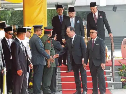  ?? [FOTO YAZIT RAZALI/BH] ?? Sultan Muhammad V bersama Najib mengiringi Hollande di Dataran Parlimen, Kuala Lumpur, semalam.