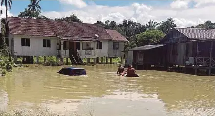  ?? (Foto Balai Bomba Dan Penyelamat Raub) ?? Anggota bomba melakukan operasi memindah mangsa banjir kilat di Kampung Gali Tengah.
