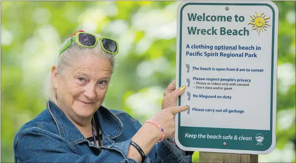  ?? GERRY KAHRMANN/PNG ?? Judy Williams points out the signage Wednesday requesting visitors to respect the privacy of Wreck Beach nudists.