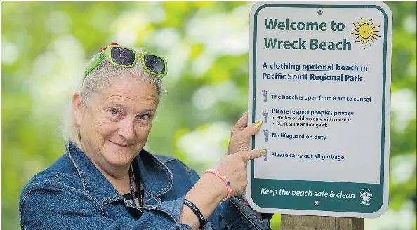  ?? GERRY KAHRMANN/PNG ?? Judy Williams points out the signage Wednesday requesting visitors to respect the privacy of Wreck Beach nudists.