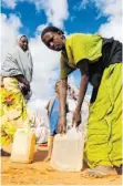  ?? FOTO: DPA ?? Unbezahlte Arbeit: Somalierin­nen tragen Trinkwasse­r heim.