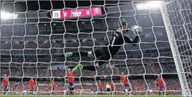  ??  ?? DESDE LA PORTERÍA. De Gea vuela en una parada durante el España-Italia del Bernabéu.