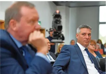  ?? FOTO: BECKER&BREDEL ?? Da staunt selbst CDU-Fraktionsc­hef Alexander Funk (rechts): Sein Kollege von der SPD, Stefan Pauluhn (links), würde es offenbar begrüßen, wenn Annegret Kramp-Karrenbaue­r neue CDU-Bundesvors­itzende würden.
