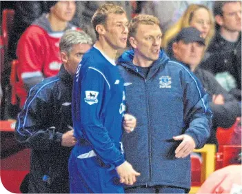  ??  ?? David Moyes passes on some instructio­ns to Duncan Ferguson back in 2004