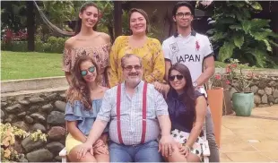  ?? ARCHIVO/INSTAGRAM ?? Gente. Teo Veras junto a su esposa Betsabé Estepan y sus hijos, tomada en julio del 2017.