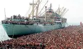  ??  ?? 8 agosto 1991Il 7 agosto la nave «Vlora» venne assalita a Durazzo da 20.000 persone che costrinser­o il comandante a salpare per l’italia: il mercantile attraccò a Bari l’8 agosto