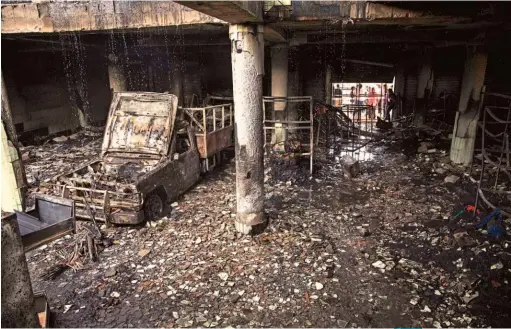  ??  ?? Cenizas. Vista interior de la casa incendiada donde siete personas murieron calcinadas ayer, entre ellas tres niños.