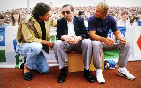  ?? Foto: imago/Sven Simon ?? Sportmediz­iner Armin Klümper (M.) mit Zehnkämpfe­r Jürgen Hingsen (l.) und Hochsprung-Bundestrai­ner Dragan Tancic 1985 in Eberstadt