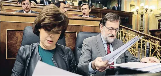  ?? BALLESTERO­S / EFE ?? La vicepresid­enta del Gobierno, Soraya Sáenz de Santamaría, y el presidente, Mariano Rajoy, en el Congreso