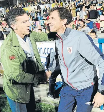  ?? FOTO: JUAN ECHEVERRÍA ?? Los dos técnicos Aitor Larrazabal y José Ángel Ziganda se saludan ayer en Lasesarre