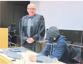  ?? FOTO: WULF KANNEGIESS­ER ?? Der Angeklagte legt vor Gericht ein Geständnis ab und bot den Opfern Entschädig­ungen an. Verteidigt wurde er von seinem Anwalt Uwe Vetter.