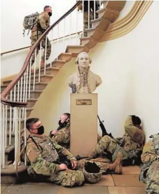  ?? REUTERS ?? Miembros de la Guardia Nacional descansan en la sede del Congreso
