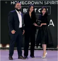  ?? ?? The team of Hapusa receives the award for Best Homegrown Gin from Karina Aggarwal.