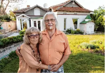  ?? Foto: Thomas Henkel/ZDF/dpa ?? Die ZDF Reihe „37 Grad“zeigt Hildegard und Waldemar, die seit sieben Jahren in einem kleinen Dorf in Bulgarien leben. Sie ha ben sich dort – trotz kleiner Rente – ein eigenes Haus kaufen können.