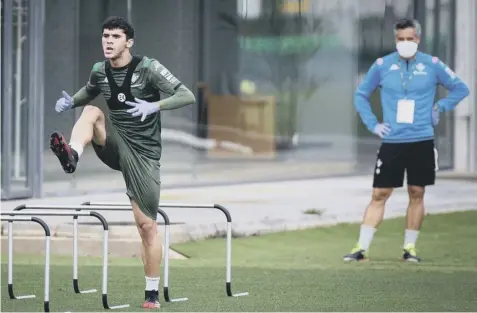  ?? PICTURE: FERNANDO RUSO/AFP VIA GETTY ?? 0 Real Betis midfielder Carles Alena taking part in a training session in Seville yesterday.