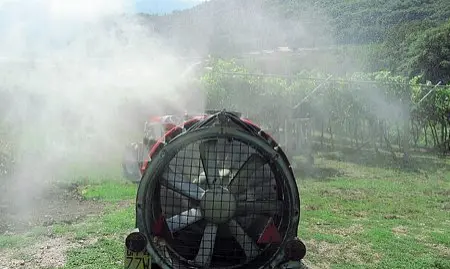  ?? ?? Diffusione Prodotti chimici irrorati nei campi. Quello dei pesticidi è un business importante in Alto Adige, che vale un centinaio di milioni