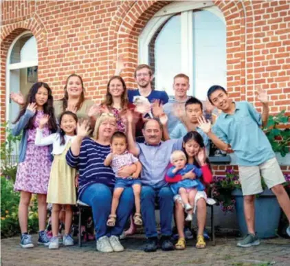  ?? © VTM ?? De familie Meulemans met elf van hun pleegkinde­ren in het nieuw VTM-programma ‘Families XXL’.